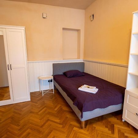 1800 By Vince Stay - Private Rooms In Town Hall Square Tartu Dış mekan fotoğraf
