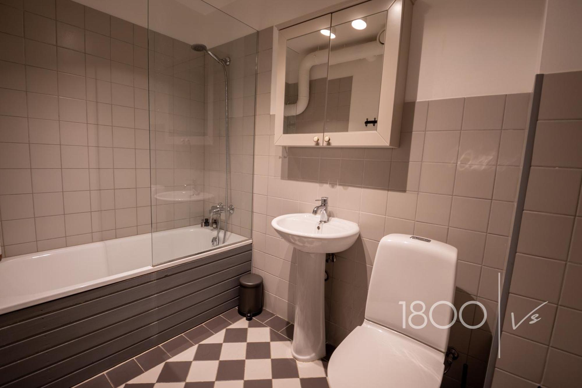 1800 By Vince Stay - Private Rooms In Town Hall Square Tartu Dış mekan fotoğraf